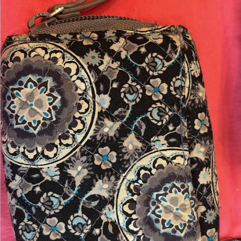 Vera Bradley Quilted Cotton Zip ID Case - Charcoal Medallion- RETIRED print - Picture 3 of 4